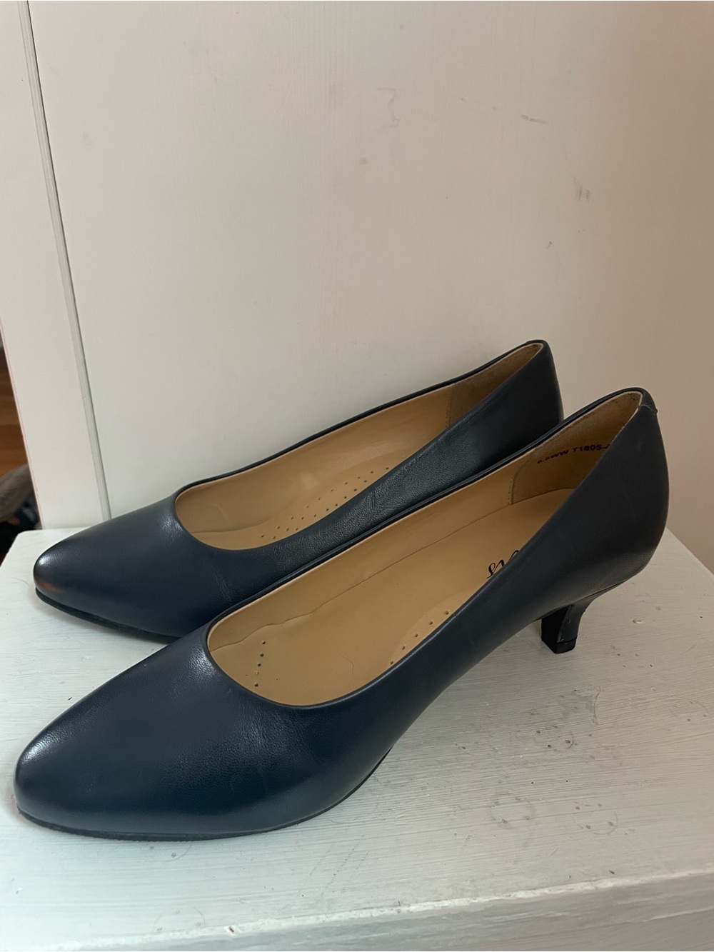 Trotters Classic Women's Navy Low Heel Pumps 6.5WW